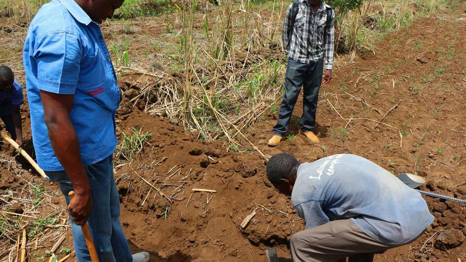 Männer arbeiten an der Aushebung von Wassergräben
