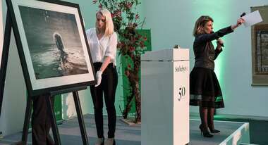 Auktionatorin Caroline Lang, Chairman Sotheby’s Schweiz, versteigert ein Werk von Lawrence Schiller.