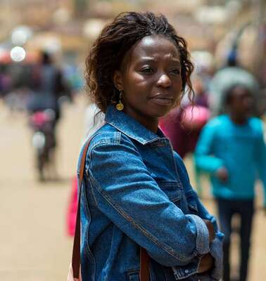 Lidia Aouba, Referentin für das Programm "Skill Up!", steht auf einer belebten Straße