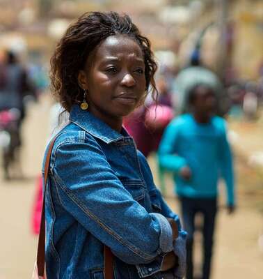 Lidia Aouba, Referentin für das Programm "Skill Up!", steht auf einer belebten Straße