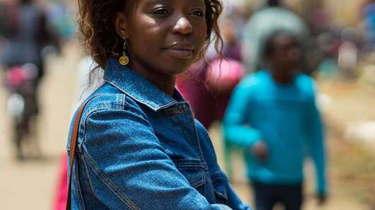 Lidia Aouba, Referentin für das Programm "Skill Up!", steht auf einer belebten Straße