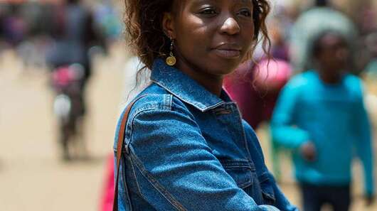 Lidia Aouba, Referentin für das Programm "Skill Up!", steht auf einer belebten Straße