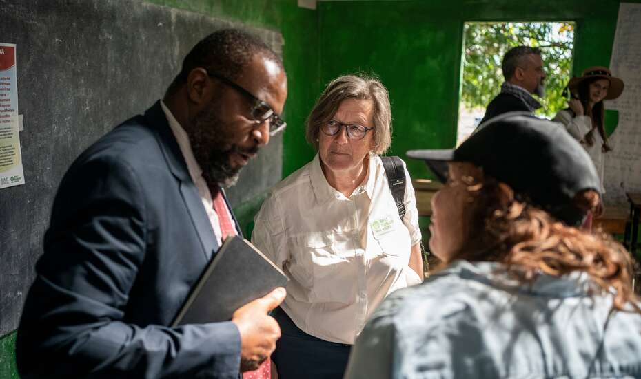 Die Präsidentin der Welthungerhilfe, Marlehn Thieme, besucht die Mbirima Primary School in Dedza, Malawi. Im Bild mit Schulleiter Percy und Landesdirektorin Blanka Fuleki.