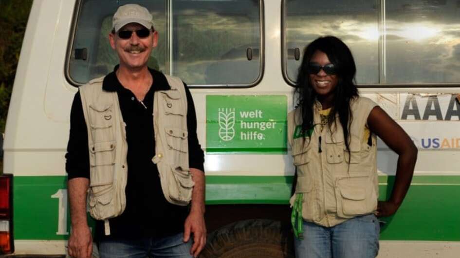 Georg Doerken vor Welthungerhilfe Fahrzeug