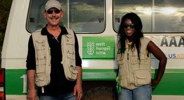 Georg Doerken vor Welthungerhilfe Fahrzeug