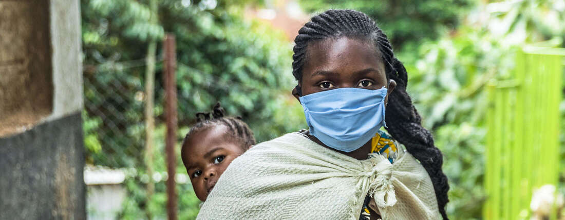Coronavirus in Afrika. Bild: Eine Frau mit Mundschutz un einem Kind auf dem Arm.