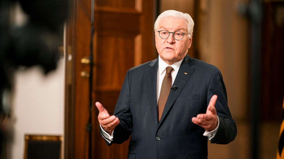 Bundespräsident Frank-Walter Steinmeier während der Fernsehansprache zur Eröffnung der Woche der Welthungerhilfe.