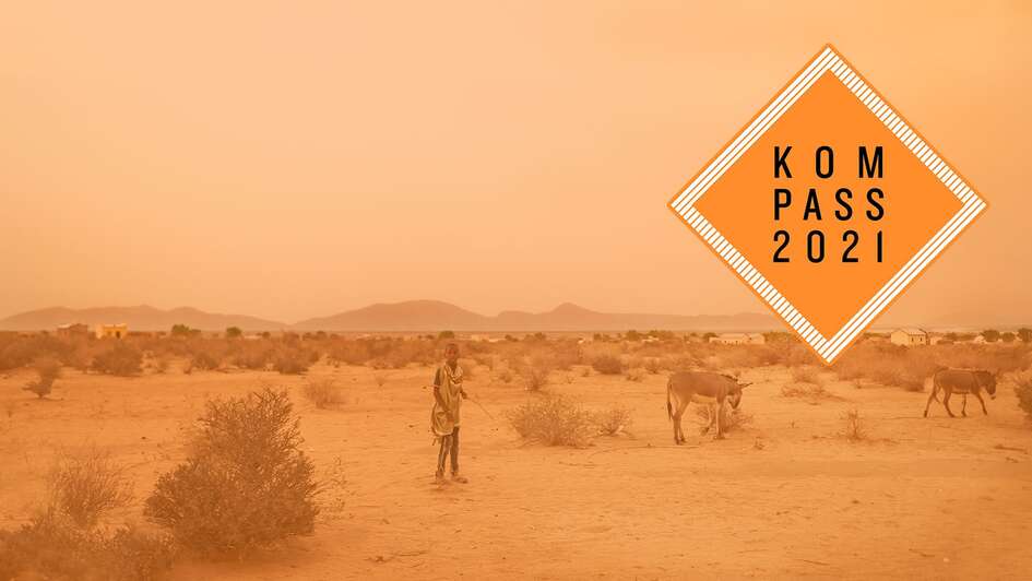 Dürre in Somaliland: Ein Junge mit zwei Eseln steht in einer kargen Landschaft. Oben rechts ist das "Kompass 2021" Logo.