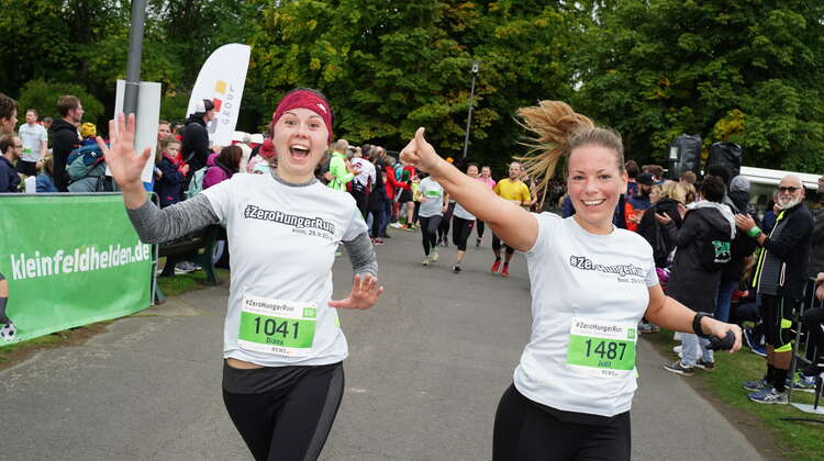 Zwei Läuferinnen in Sportklamotten.