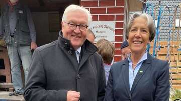 2021-aktionsgruppe-leer-leiterin-brigitte-oldenburg-frank-walter-steinmeier.jpg Der Bundespräsident besucht die Aktionsgruppe Leer, 2021.