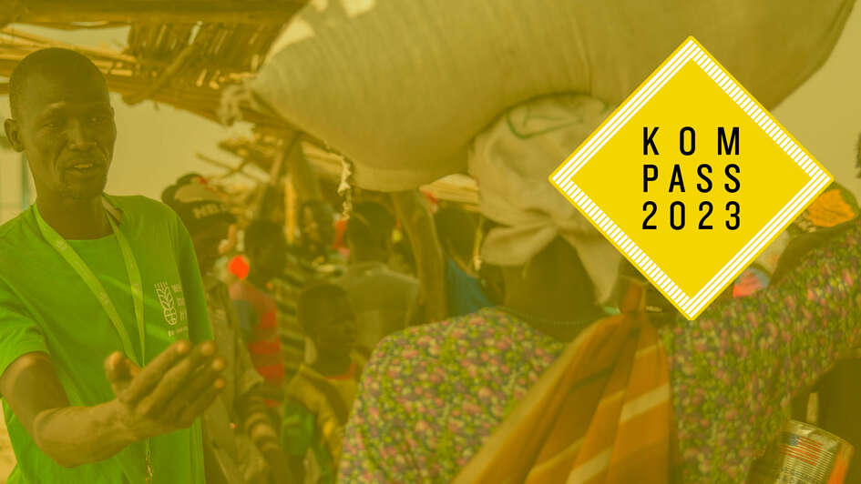 Ein Mann in Welthungerhilfe-T-Shirt verteilt Hilfsgüter in Bentiu, Südsudan. Oben rechts ist das Logo des Kompass 2023 eingeblendet.