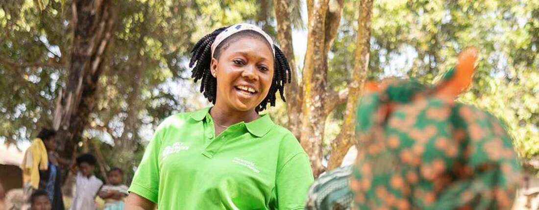 Eine Mitarbeiterin der Welthungerhilfe unterrichtet eine Gruppe junger Frauen und einen jungen Mann im Dorf Giehun