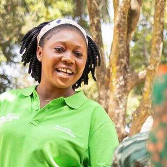 Eine Mitarbeiterin der Welthungerhilfe unterrichtet eine Gruppe junger Frauen und einen jungen Mann im Dorf Giehun