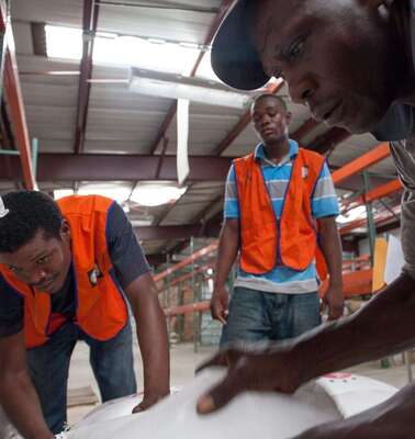 Männer bereiten die Lebensmittelverteilung vor