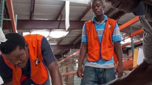 Männer bereiten die Lebensmittelverteilung vor