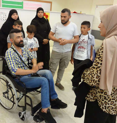 Eine Gruppe Geflüchteter aus Syrien sucht in einem Beratungszentrum in Istanbul Unterstützung.