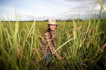Bäuerin bei Feldarbeit