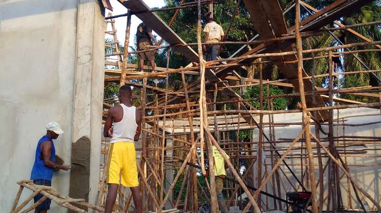 Männer auf einer Baustelle.