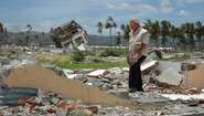 Moderator Dieter Thomas Heck 2005 in der Trümmerlandschaft der Provinz Aceh, Indonesien, nach dem gewaltigen Tsunami