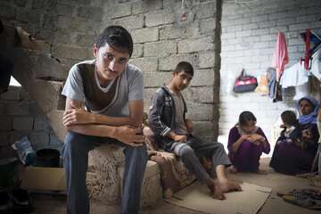 Jesidische Flüchtlinge aus den Shingal Bergen in einem Hausrohbau