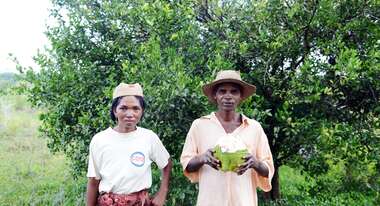 Ein Mann und eine Frau präsentieren Stolz ihre Ernte