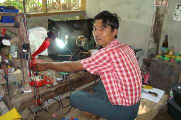 Ein Elektriker bei der Arbeit.