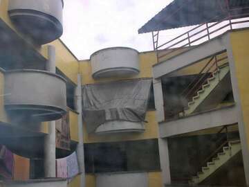 Ein Gebäudekomplex, welcher 180 syrische Flüchtlingsfamilien beherbergt.