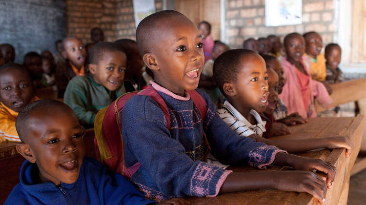 Schuldkinder sitzen an den Schulbänken