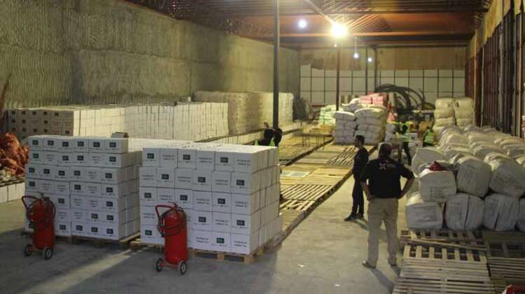 Eine Halle voll mit Hilfsgütern. Die Welthungerhilfe stellt Emergency Shelter und NFI Kits für 1.700 Familien zur Verfügung Eine Halle voll mit Hilfsgütern