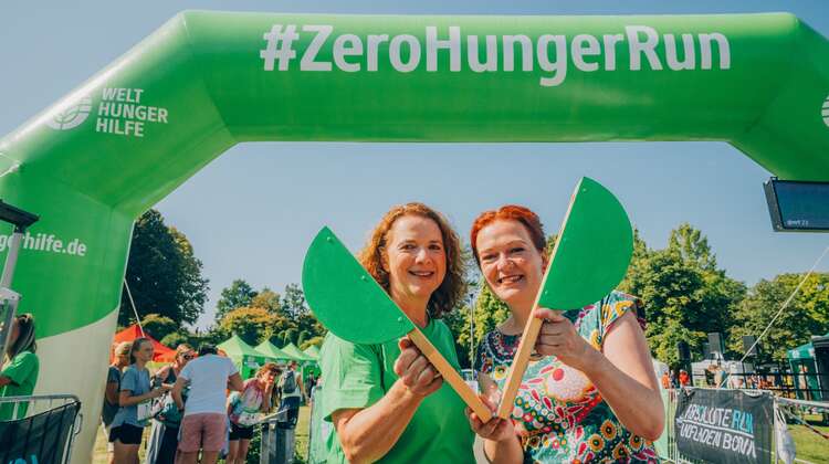 Oberbürgermeisterin Katja Dörner beim Zero Hunger Run in einem grünen T-Shirt.