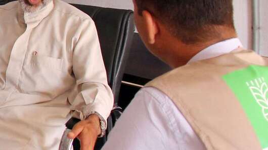 Amer Khaled im Gespräch mit einem Welthungerhilfe-Mitarbeiter. Er ist aus Syrien in die Türkei geflohen und baut heute in einem Welthungerhilfe-Projekt Gurken an.