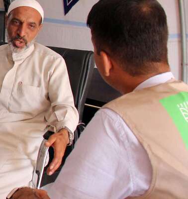 Amer Khaled im Gespräch mit einem Welthungerhilfe-Mitarbeiter. Er ist aus Syrien in die Türkei geflohen und baut heute in einem Welthungerhilfe-Projekt Gurken an.