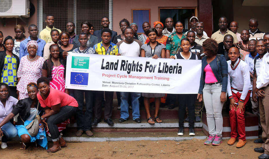 Eine Gruppe von Teilnehmern einer Schulung, mit der die Welthungerhilfe die Landrechtsbewegung in Liberia unterstützt hat. 