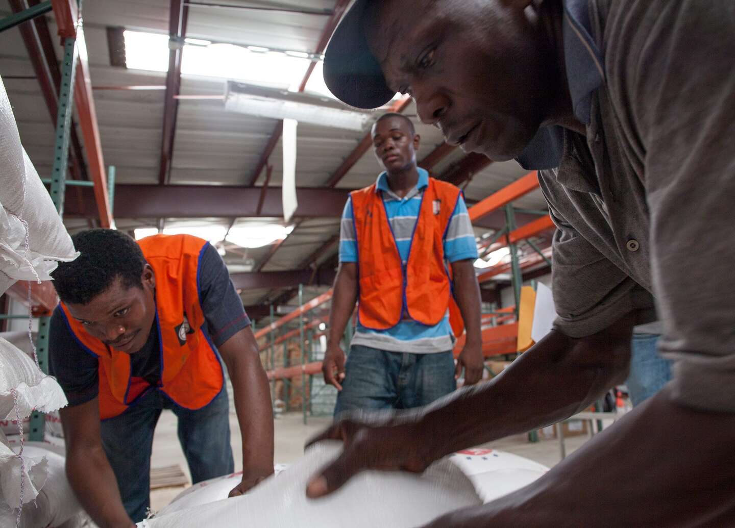 Im Notfall verteilen Helfer der Welthungerhilfe Lebensmittel vor Ort.