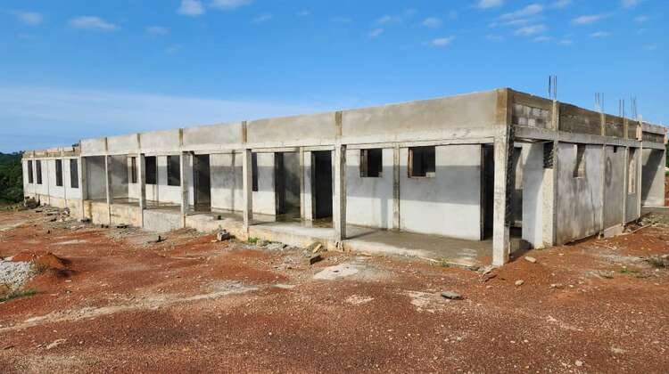 Der Rohbau eines größeren eingeschossigen Gebäudes