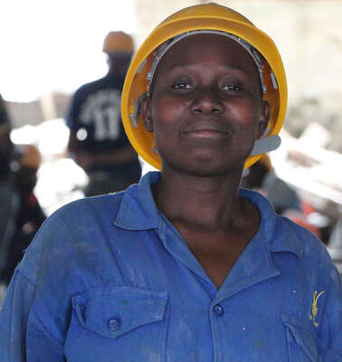 Portrait von Lilian Ondiso Haggai im Elektriker-Kurs