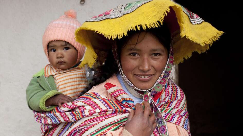 Viviana trägt ihr Kind auf dem Rücken