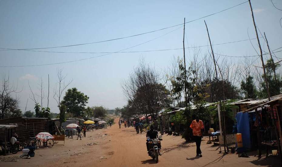 Eine enorme Entwicklung: Aus einstigem Busch- und Wüstenland hat sich durch die Flüchtlingssiedlungen neues Leben entwickelt. Viele Flüchtlingen, die bereits mehrere Monate in Uganda sind, haben kleine Geschäfte eröffnet, fahren Motorradtaxi oder verkaufen ihre überschüssige Ernte auf dem Markt.