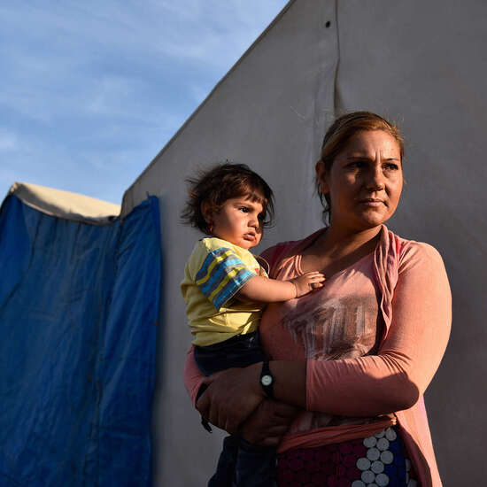 Frau mit Kind auf dem Arm