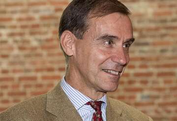 Porträtfoto von Carl-Albrecht Bartmer. Er lächelt und schaut zur Seite.