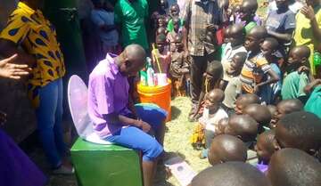 Auf einer Versammlung von Dorfbewohnern werden Komposttoiletten präsentiert