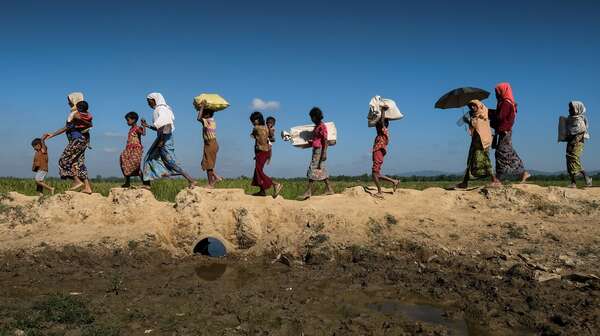 Frauen mit Kinder gehen in einer Reihe.