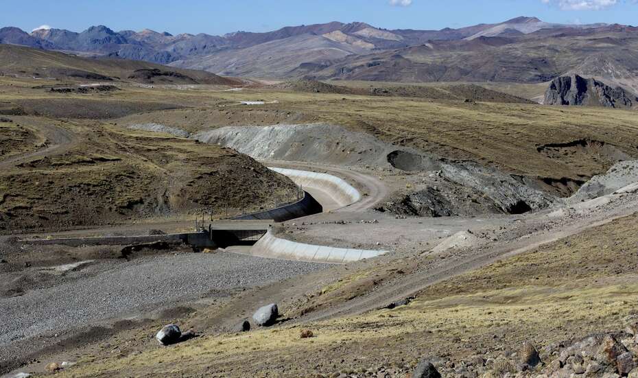 Ein Kanal zieht sich durch Weideflächen.