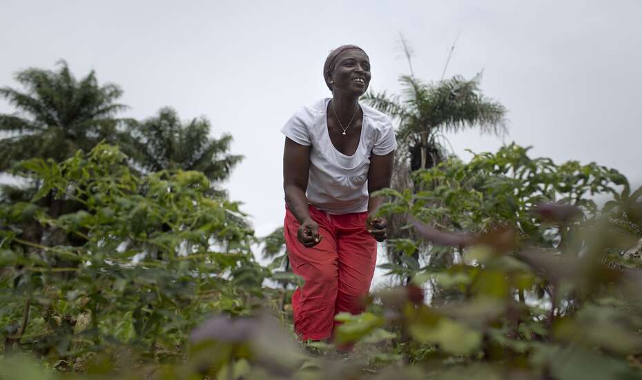 Betty Kaifa in ihrem Garten.