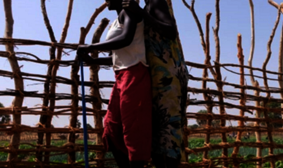 Mädchen benutzen eine Tretpumpe, Südsudan. 