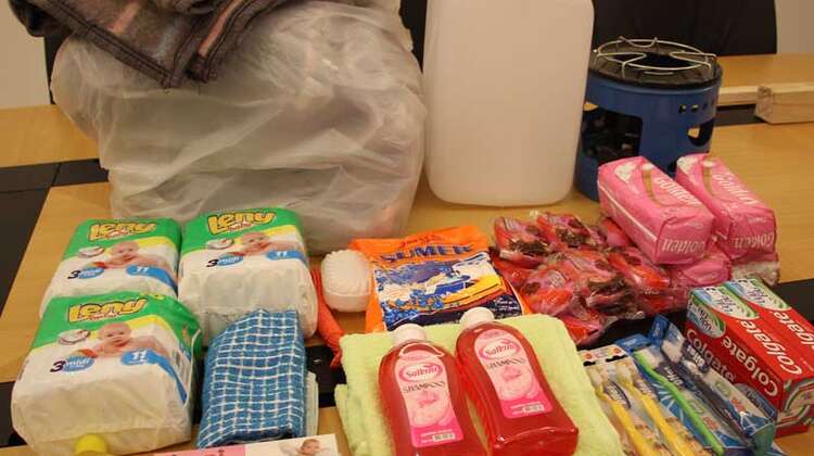 Ein Paket enthält unter anderem Decken, einen kleinen Ofen zum Kochen und Hygieneartikel wie Seife und Zahnpasta. Hilfeset mit Hygieneartikeln, Decken und einem kleinen Ofen