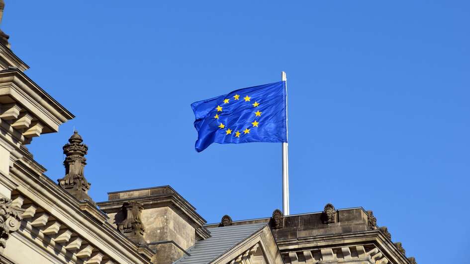 Eine gehisste EU-Flagge weht im Wind