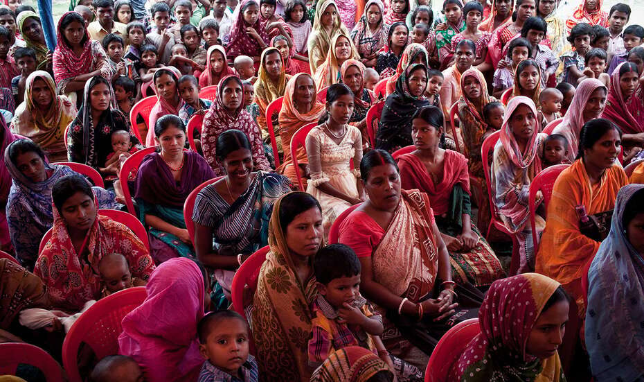 Bevölkerungswachstum im Globalen Süden. Bild: Eine große Gruppe von Frauen und Kindern.