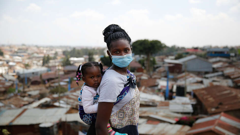 Eine Frau mit ihrem Kind und Maske, Kenia 2020.