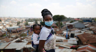 Eine Frau mit ihrem Kind und Maske, Kenia 2020.